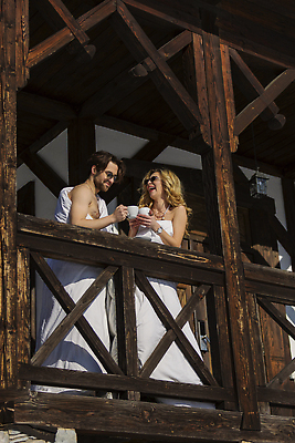 포토 JPG 해외이미지 백인 라이프스타일 커플 계절 여자 행복 커피 음료 여행 결혼 가족 관계 호텔 아침 휴가 산 주택 함께함 실내 사랑 사람 두명 컵 뷰티 침실 낭만 머그컵 신혼여행 침대 날짜 정상 담요 마멀레이드 해외202309 해외포토 주간 서양인 식기 감정 가구 컨셉 숙소 이벤트 내부 건물 생활 잼 파일형식