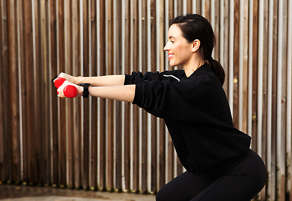 포토 JPG 해외이미지 백인 라이프스타일 유럽 스포츠 포즈 십자가 다이어트 아침 근육 거리 한명 앉기 야외 옆모습 운동복 운동 건강관리 힘 활발 아령 에너지 도시 날씬함 연습 체육관 근육질 긍정 팔 바디케어 이두근 카피스페이스 밀레니얼 자극 해외202309 해외포토 주간 서양인 1 옷 나라 뷰포인트 컨셉 모션 건강 관리 사람 생활 신체부위 경제 공백 몸매 파일형식