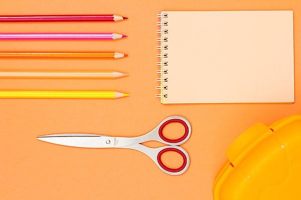 포토 JPG 해외이미지 문구용품 색연필 사람없음 스터디 노란색 주황색 공백 오브젝트 도시락통 파스텔톤 학자 해외202309 해외포토 직업 컬러 학용품 학습 용기_그릇 파일형식