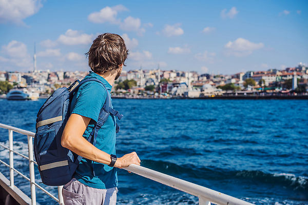 포토 JPG 해외이미지 백인 라이프스타일 옷 계절 남자 행복 아시아 바다 여행 교통시설 휴가 이스탄불 한명 동양인 야외 물 뷰티 여행객 검은색 자유 흰색 도시 보트 크루즈 이슬람교 갑판 칠면조 보스포루스 카피스페이스 튀르키예 해외202309 해외포토 자연요소 서양인 1 감정 나라 종교 컬러 교통 컨셉 배_교통 조류 사람 인종 생활 공백 시설 파일형식