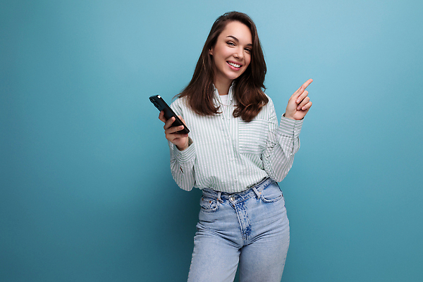 포토 JPG 해외이미지 백인 손 배너 여자 행복 유럽 백그라운드 컨셉 인터넷 모바일 갈색머리 실내 한명 사람 성인 옆모습 스마트폰 핸드폰 귀여움 검은색 메시지 어플리케이션 검은머리 피부 온라인 채팅 스타일 카피스페이스 해외202309 해외포토 서양인 1 헤어스타일 감정 나라 뷰포인트 컬러 내부 신체부위 전자제품 스마트기기 공백 파일형식