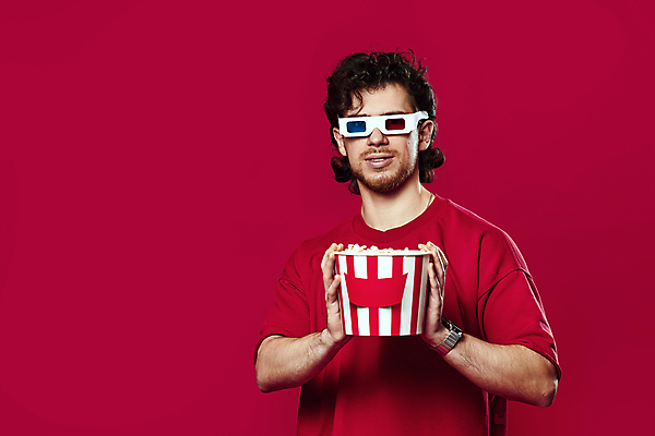 포토 JPG 해외이미지 남자 행복 한명 들기 상반신 성인 앞모습 빨간색 영화 팝콘 3D안경 성인남자한명만 해외202309 해외포토 1 감정 안경 뷰포인트 컬러 모션 문화예술 사람 남자한명만 성인남자만 파일형식