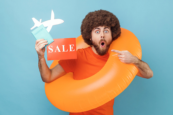 포토 JPG 해외이미지 알파벳 남자 비행기 한명 들기 상반신 성인 앞모습 파란색 세일 팻말 가리킴 절약 여권 튜브 성인남자한명만 해외202309 해외포토 1 영어 뷰포인트 컬러 컨셉 항공교통 모션 대중교통 프레임 사람 손짓 남자한명만 성인남자만 파일형식