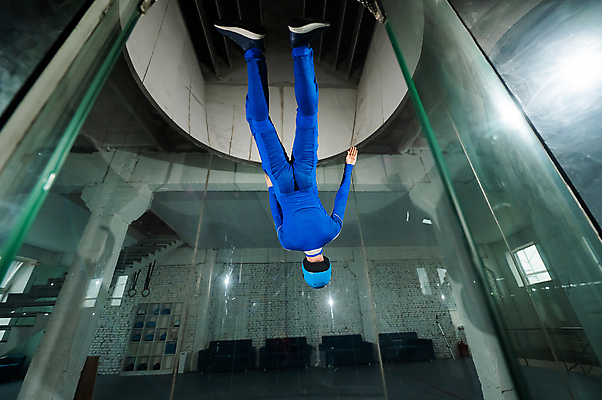 포토 JPG 해외이미지 1 스포츠 운동화 이동 유니폼 신체 모션 유리 수업 바람 실내 한명 정장 취미 세로 파란색 운동 강사 흐름 우주비행사 투명 개울 터널 보호 연결 헬멧 스카이다이빙 항공 역동적 튜브 곡예비행 중력 혼자 해외202309 해외포토 자연요소 직업 옷 교육 길 컬러 신발 컨셉 재질 날씨 건강 사람 내부 강 우주 비행 보호장비 익스트림스포츠 파일형식