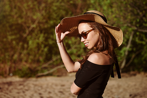 포토 JPG 해외이미지 모델 라이프스타일 여자 행복 얼굴 여행 청소년 자연 갈색머리 그림자 한명 사람 야외 선글라스 햇빛 뷰티 유행 검은색 기쁨 낭만 자유 화려 고급 우아함 입술 복고 밀짚모자 스타일 세련 해외202309 해외포토 모자_잡화 1 헤어스타일 감정 안경 컬러 컨셉 생활 신체부위 태양 생태계 파일형식