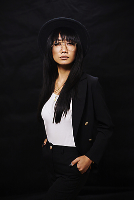 포토 JPG 해외이미지 모델 라이프스타일 옷 여자 행복 백그라운드 한명 사람 동양인 성인 뷰티 유행 우주 흰색 자신감 우아함 시원함 베트남 스타일 해외202309 해외포토 1 감정 컬러 컨셉 인종 생활 동남아시아 파일형식