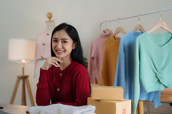 포토 JPG 해외이미지 여자 사업가 한명 웃음 상반신 성인 옆모습 턱괴기 작업 비즈니스우먼 옷걸이 사장 택배상자 성인여자한명만 해외202309 해외포토 직업 1 뷰포인트 비즈니스 모션 표정 사람 상자 직장인 택배 여자한명만 성인여자만 파일형식