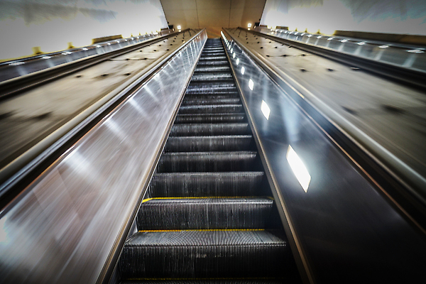 포토 JPG 해외이미지 이동 비즈니스 교통시설 사람없음 사무실 계단 금속 도시 에스컬레이터 단계 해외202309 해외포토 교통 컨셉 재질 시설 파일형식
