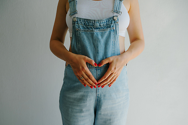 포토 JPG 해외이미지 모양 백인 1 전통 라이프스타일 손 여자 행복 어린이 신체 가족 엄마 주택 건강 관리 사랑 사람 사람없음 뷰티 약 임신 흰색 청바지 아기 돌봄 해외202309 해외포토 서양인 감정 컬러 바지 의학 관계 모션 건물 생활 신체부위 파일형식