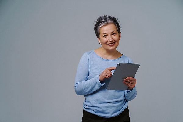 포토 JPG 해외이미지 백인 라이프스타일 여자 노년 행복 중년 인터넷 비즈니스 통신 무선통신 기술 실내 한명 사람 앉기 성인 금융 스마트폰 컴퓨터 태블릿 알약 백발 작업 직장인 비즈니스우먼 자신감 연결 은퇴 와이파이 온라인쇼핑 연금 카피스페이스 해외202309 해외포토 서양인 직업 1 헤어스타일 감정 모션 내부 생활 경제 전자제품 핸드폰 스마트기기 쇼핑 약 공백 무선인터넷 온라인 파일형식