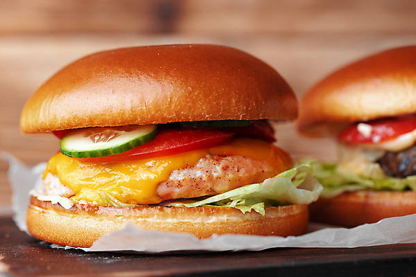 포토 JPG 해외이미지 접시 토마토 오이 사람없음 갈색 햄버거 양상추 패티 이쑤시개장식 종이호일 해외202309 해외포토 식기 컬러 채소 패스트푸드 장식 이쑤시개 파일형식