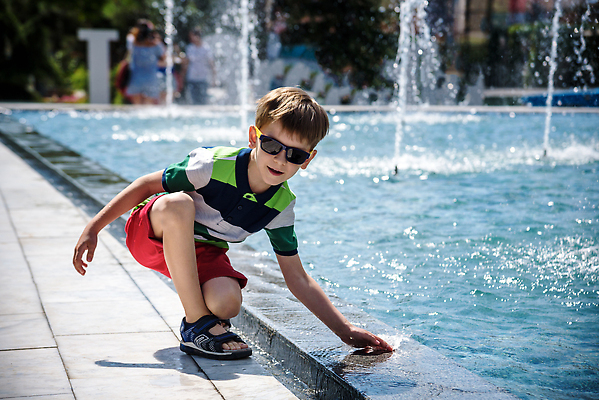 포토 JPG 해외이미지 공원 행복 실루엣 얼굴 어린이 스포츠 장난 가족 놀이 휴가 한명 사람 소년 야외 물 선글라스 태양 맑음 봄 기쁨 젖음 아기 도시 뜨거움 떨어짐 분수 흥분 제트기 해외202309 해외포토 자연요소 1 계절 공공시설 남자 감정 안경 컨셉 관계 날씨 비행기 촬영기법 신체부위 파일형식