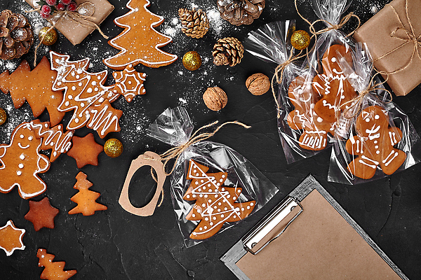 포토 JPG 해외이미지 크리스마스 사람없음 선물상자 하이앵글 라벨 호두 솔방울 서류판 선물봉투 슈가파우더 진저맨 진저쿠키 오너먼트 해외202309 해외포토 기념일 뷰포인트 크리스마스장식 봉투 프레임 선물 상자 쿠키 사무용품 견과류 파일형식