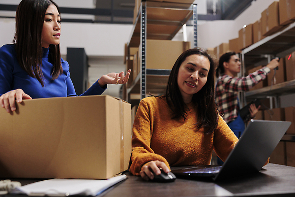 포토 JPG 해외이미지 여자 남자 노동자 실내 동양인 상반신 성인 앞모습 옆모습 세명 노트북 상자 가리킴 작업 물류창고 성인만 해외202309 해외포토 직업 뷰포인트 사람 인종 손짓 내부 전자제품 창고 파일형식