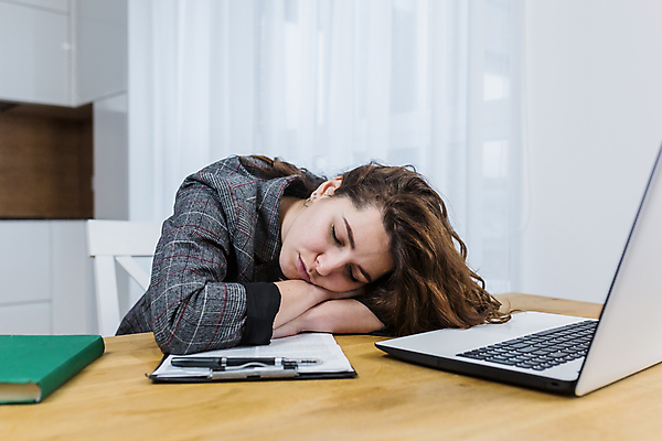 포토 JPG 해외이미지 학생 라이프스타일 여학생 교육 어린이 인터넷 교실 청소년 탁자 스트레스 갈색머리 실내 피곤 한명 사람 앉기 소녀 성인 10대 책 가로 노트북 학습 컴퓨터 컬러풀 눕기 독서 슬픔 잠 지루함 집중 책상 교과서 대학교 낮잠 업무과다 온라인강의 지능 해외202309 해외포토 1 헤어스타일 여자 감정 컬러 가구 컨셉 학교 모션 교재 내부 생활 전자제품 업무 강의 파일형식 언택트