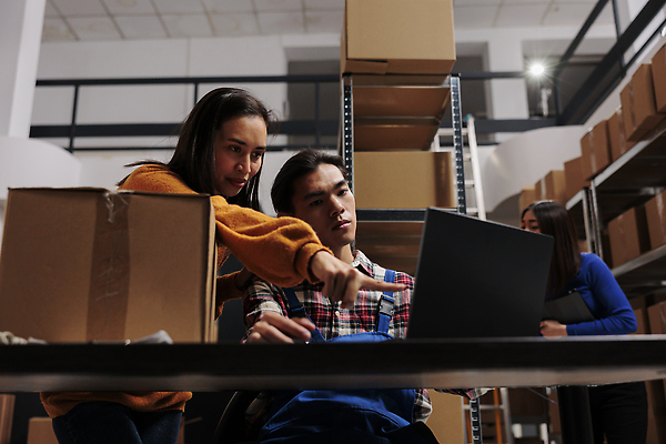 포토 JPG 해외이미지 여자 남자 의자 노동자 실내 앉기 동양인 상반신 성인 앞모습 옆모습 세명 노트북 상자 가리킴 작업 물류창고 성인만 해외202309 해외포토 직업 뷰포인트 가구 모션 사람 인종 손짓 내부 전자제품 창고 파일형식