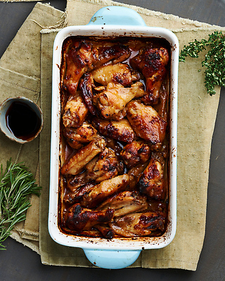 포토 JPG 해외이미지 사람없음 치킨 닭고기 신선 냄비 허브 로즈메리 해외202309 해외포토 식물 육류 솥 닭고기요리 파일형식