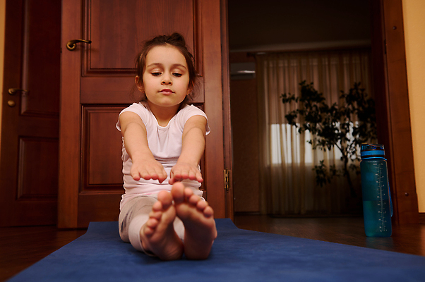 포토 JPG 해외이미지 백인 웰빙 행복 유럽 어린이 스포츠 포즈 맨발 휴식 건강 한명 사람 소녀 운동복 운동 스트레칭 화목 활발 방 에너지 호흡 결심 유연 집중 연습 명상 체육관 체조 에어로빅 해외202309 해외포토 서양인 1 옷 여자 감정 나라 컨셉 발 춤 파일형식