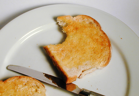 포토 JPG 해외이미지 접시 음식 빵 조각 사람없음 흰색 칼 아침식사 토스트 토막 해외202309 해외포토 식기 컬러 식사 파일형식