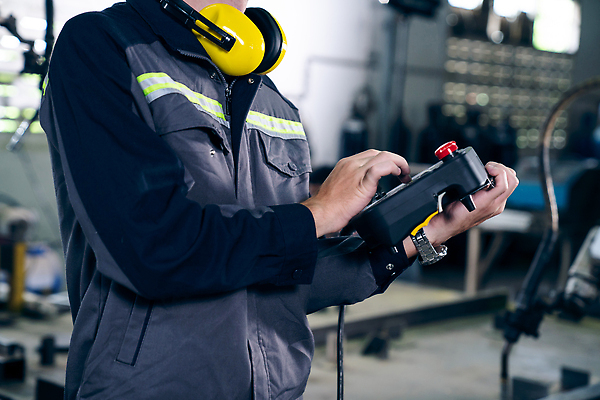 포토 JPG 해외이미지 남자 산업 공장 노동자 작업복 한명 들기 상반신 성인 헤드셋 기계 과학기술 작업 엔지니어 안전모 컨트롤 프로그래밍 성인남자한명만 해외202309 해외포토 직업 1 옷 음향기기 공업 모션 기술 사람 헤드폰 기술자 헬멧 안전장비 개발 남자한명만 성인남자만 파일형식