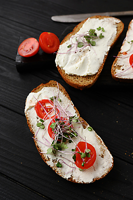 포토 JPG 해외이미지 음식 빵 조각 백그라운드 다이어트 토마토 채소 탁자 치즈 샌드위치 건강 덴마크 요리 사람없음 목재 초록색 새싹 주방 식사 저녁식사 회색 시골 신선 닫기 맛 아침식사 낟알 허브 메뉴 유기농 토스트 건강식 점심식사 브루스케타 영양분 채식주의자 콘크리트 핸드메이드 호밀 비건 맛있는 해외202309 해외포토 나무 식물 웰빙 컬러 가구 컨셉 재료 모션 유제품 곡류 북유럽 채식 파일형식