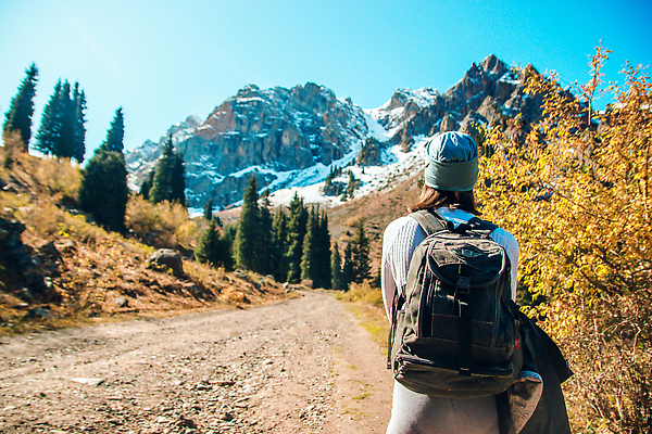 포토 JPG 해외이미지 나무 응시 도로 캠페인 여행 백그라운드 이동 잎 겨울 배낭 하늘 휴가 휴식 산 한명 웃음 사람 경사 파란색 태양 얼음 재킷 광선 나뭇가지 소나무 뜨거움 서리 보케 방법 선로 카피스페이스 해외202309 해외포토 자연요소 식물 1 시선 계절 길 컬러 컨셉 가방 교통시설 표정 공백 외투 파일형식