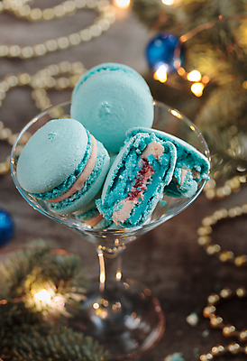 포토 JPG 해외이미지 와인잔 사람없음 파란색 달콤 보케 마카롱 해외202309 해외포토 컬러 술잔 디저트 맛 파일형식