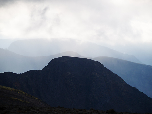 포토 JPG 해외이미지 계절 문화 여행 자연 산 잉크 사람없음 야외 햇빛 태양 뷰티 등산 하이킹 회색 안개 광선 언덕 산등성이 러시아 윤곽 암초 내추럴 옛날 지질학 파멸 몽환 해외202309 해외포토 자연요소 교육 유럽 컬러 컨셉 레저 날씨 트래킹 생태계 파일형식 소멸