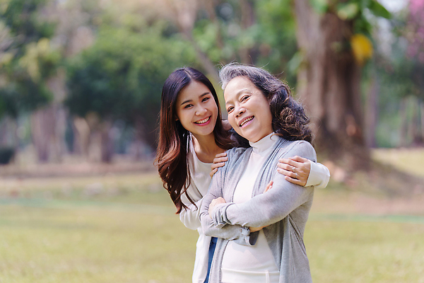 포토 JPG 해외이미지 백인 라이프스타일 공원 여자 노년 딸 행복 할머니 어린이 2 가족 관계 포옹 자연 엄마 함께함 사랑 사람 성인 야외 두명 건강관리 정원 도움 아빠 은퇴 세대 돌봄 옛날 지원 헬프 해외202309 해외포토 서양인 공공시설 감정 컨셉 안기 모션 건강 관리 생활 생태계 파일형식