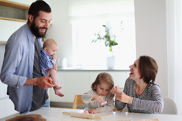 포토 JPG 해외이미지 남자 딸 행복 유럽 아들 어린이 음식 창문 가족 엄마 남편 주택 피자 함께함 실내 건강 요리 사람 소년 여러명 내부 부모 주방 식사 저녁식사 가르침 아빠 자르기 준비 반죽 밀가루 언니 점심식사 남동생 음식준비 해외202309 해외포토 교육 감정 나라 다수 컨셉 관계 모션 패스트푸드 서양음식 건물 가루 자매 동생 파일형식