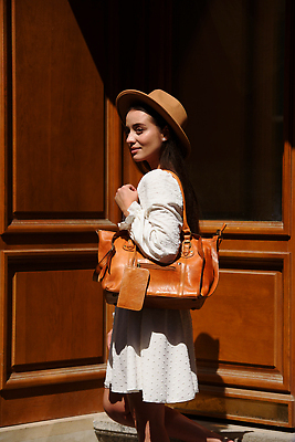 포토 JPG 해외이미지 백인 드레스 옷 여자 행복 여행 컨셉 가방 휴가 항해 한명 사람 야외 뷰티 갈색 유행 여행객 핸드백 수확 짐 우아함 가죽 휴양지 복고 승객 수하물 옛날 해외202309 해외포토 서양인 1 잡화 감정 컬러 농업 배_교통 장소 파일형식