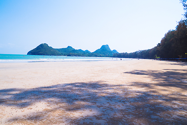 포토 JPG 해외이미지 모래 바다 섬 여행 자연 하늘 아침 지붕 날씨 휴가 휴식 산 사람없음 물 파란색 빛 햇빛 뷰티 평화 일출 맑음 만 지중해 그리스 폭풍 천국 스카이라인 석호 터키석 파라다이스 수평선 해외202309 해외포토 주간 자연요소 유럽 컬러 컨셉 태양 노을 보석 생태계 파일형식