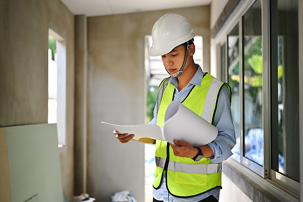 포토 JPG 해외이미지 남자 건축 창문 한명 동양인 성인 건설현장 설계도 안전모 건축가 문서 안전조끼 성인남자한명만 해외202309 해외포토 직업 1 건설업 사람 인종 헬멧 안전장비 남자한명만 성인남자만 파일형식