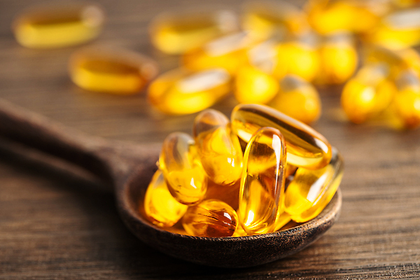 포토 JPG 해외이미지 건강 사람없음 알약 약 숟가락 허브 유기농 나무배경 해외202309 해외포토 식물 웰빙 백그라운드 의학 수저 파일형식