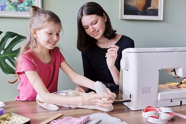 포토 JPG 해외이미지 여자 어린이 인형 상반신 성인 두명 앞모습 잡기 바느질 재봉틀 책상 재봉기구 핸드메이드 여자만 해외202309 해외포토 뷰포인트 가구 모션 사람 기구 파일형식