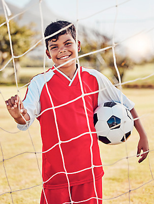 포토 JPG 해외이미지 남자 어린이 유니폼 축구공 한명 들기 소년 잔디 상반신 앞모습 축구 잡기 네트 축구장 축구골대 소년한명만 해외202309 해외포토 식물 1 옷 스포츠 뷰포인트 공 축구용품 스포츠시설 모션 사람 구기 골대 남자한명만 소년만 파일형식