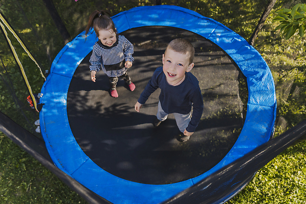 포토 JPG 해외이미지 라이프스타일 공원 행복 어린이 스포츠 포즈 가족 모션 놀이 주택 미소 안전 사람 야외 두명 10대 여름 운동 태양 점프 기쁨 자유 놀이터 즐거움 항공촬영 뒤뜰 튕기기 그리너리 해외202309 해외포토 자연요소 계절 공공시설 감정 뷰포인트 컨셉 관계 청소년 표정 건강 건물 생활 파일형식 트랜드컬러