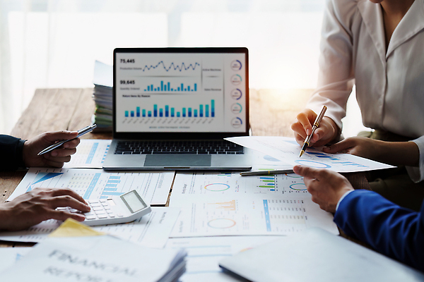 포토 JPG 해외이미지 직업 컨셉 회사 비즈니스 통신 성공 그래프 설계 사람 사람없음 금융 경제 노트북 컴퓨터 사무실 정보 성장 작업 비즈니스맨 계획 상담원 토론 분석 동료 보고서 경영자 문서 투자 회계 경영 마케팅 예산 자금 프로젝트 회계사 브레인스토밍 해외202309 해외포토 남자 돈 관계 전자제품 직장인 사무원 리더 파일형식