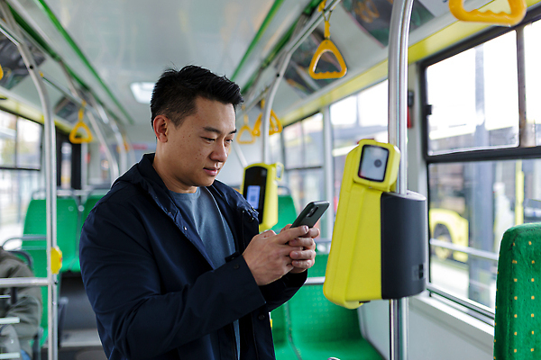 포토 JPG 해외이미지 남자 버스 한명 들기 동양인 상반신 성인 야외 스마트폰 비즈니스맨 출장 성인남자한명만 해외202309 해외포토 1 육상교통 비즈니스 모션 대중교통 사람 인종 핸드폰 스마트기기 직장인 남자한명만 성인남자만 파일형식