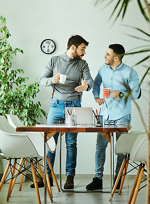 포토 JPG 해외이미지 백인 직업 남자 행복 비즈니스 사업가 통신 탁자 성공 협력 설계 노동자 아이디어 함께함 실내 대화 웃음 사람 두명 친구 노트북 사무실 업무 작업 비즈니스맨 발표 계획 토론 책상 동료 경영자 경영 브레인스토밍 해외202309 해외포토 서양인 감정 가구 컨셉 관계 표정 말하기 내부 전자제품 직장인 리더 파일형식