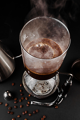 포토 JPG 해외이미지 직업 라이프스타일 커피 음료 음식 컨셉 유리 주전자 아침 불 따뜻함 손잡이 요리 사람없음 목재 컵 물 주방 숟가락 검은색 장비 원두 물방울 신선 뜨거움 아침식사 냄비 가루 준비 아로마 바리스타 에스프레소 흙더미 내추럴 프랑스어 방법 아라비카 양조 카페인 해외202309 해외포토 주간 자연요소 나무 문자 식기 컬러 재료 재질 주방용품 수저 생활 식사 흙 솥 파일형식 더미