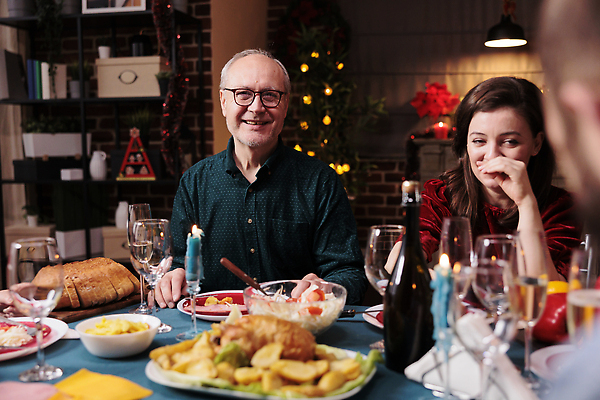 포토 JPG 해외이미지 여자 노년 남자 행복 음식 크리스마스 가족 식탁 조명 함께함 수저 대화 손짓 상반신 성인 두명 앞모습 빛 파티 식사 샴페인 연말 해외202309 해외포토 식기 기념일 감정 뷰포인트 컨셉 관계 모션 탁자 주류 말하기 사람 이벤트 파일형식