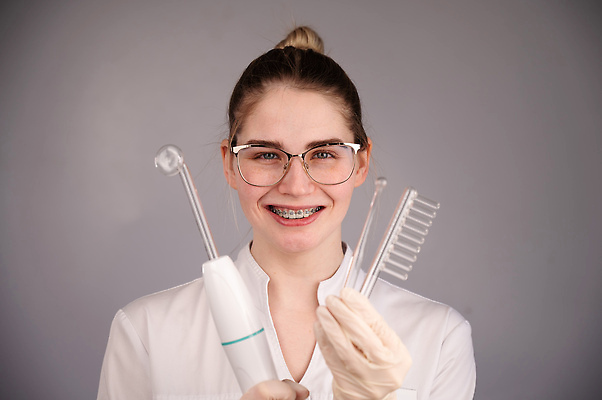 포토 JPG 해외이미지 백인 직업 여자 얼굴 신체 휴식 건강 병원 한명 치료 뷰티 약 상점 스파 화장품 장비 환자 의사 기구 잡기 마사지 소중 피부 피부관리 테라피 여드름 순서 리프팅 해외202309 해외포토 서양인 1 컨셉 의학 모션 사람 신체부위 의료진 파일형식