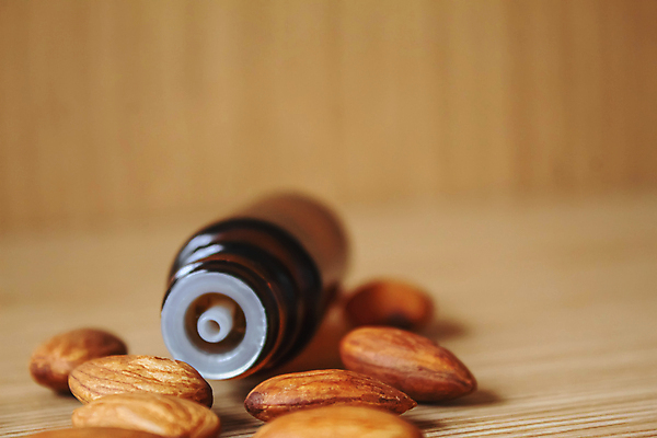 포토 JPG 해외이미지 근접촬영 사람없음 아웃포커스 오일 아몬드 아로마테라피 내추럴 에센스 오일병 해외202309 해외포토 음식 뷰포인트 촬영기법 화장품 견과류 테라피 파일형식