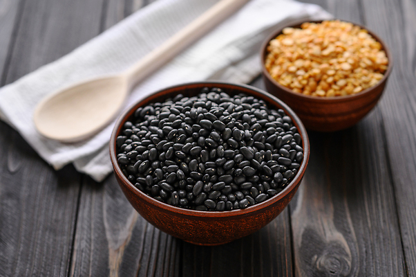 포토 JPG 해외이미지 그릇 곡류 건조 건강 사람없음 숟가락 검은콩 나무배경 해외202309 해외포토 식기 백그라운드 콩 수저 파일형식