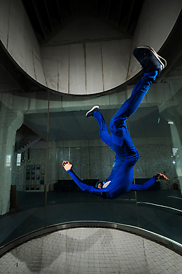 포토 JPG 해외이미지 1 스포츠 운동화 이동 유니폼 신체 모션 유리 수업 바람 실내 한명 정장 취미 세로 파란색 운동 강사 흐름 우주비행사 투명 개울 터널 보호 연결 헬멧 스카이다이빙 항공 역동적 튜브 곡예비행 중력 혼자 해외202309 해외포토 자연요소 직업 옷 교육 길 컬러 신발 컨셉 재질 날씨 건강 사람 내부 강 우주 비행 보호장비 익스트림스포츠 파일형식