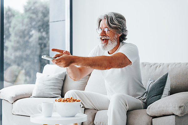 포토 JPG 해외이미지 할아버지 노년 남자 여유 탁자 휴식 수염 실내 한명 들기 앉기 상반신 옆모습 실버라이프 소파 눕기 머그컵 가리킴 리모컨 먹기 팝콘 노인남자한명만 안경낌 해외202309 해외포토 1 라이프스타일 감정 안경 뷰포인트 가구 컨셉 의자 모션 사람 손짓 성인 내부 컵 남자한명만 노인남자만 파일형식