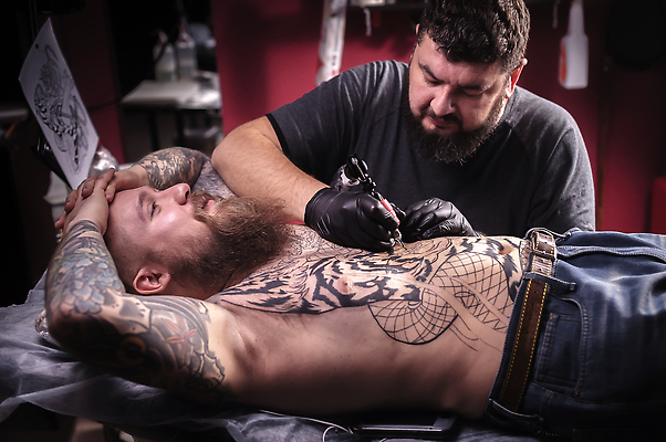 포토 JPG 해외이미지 직업 남자 잉크 실내 성인 두명 컬러풀 장비 업무 감염 예술가 진짜 해외202309 해외포토 컬러 사람 내부 작업 파일형식