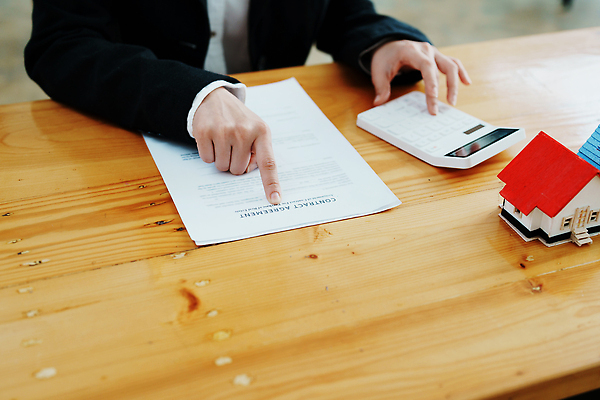 포토 JPG 해외이미지 남자 비즈니스 부동산 주택 한명 상반신 성인 앞모습 모형 거래 계산기 가리킴 중개인 문서 성인남자한명만 해외202309 해외포토 직업 1 뷰포인트 문구용품 사람 손짓 건물 장비 재산 남자한명만 성인남자만 파일형식