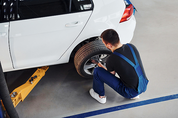 포토 JPG 해외이미지 전신 남자 자동차 한명 성인 뒷모습 기계 작업 기술자 수리 고장 타이어 열정 정비공 교체 자동차정비 정비소 성인남자한명만 해외202309 해외포토 직업 1 감정 육상교통 뷰포인트 사람 남자한명만 성인남자만 파일형식